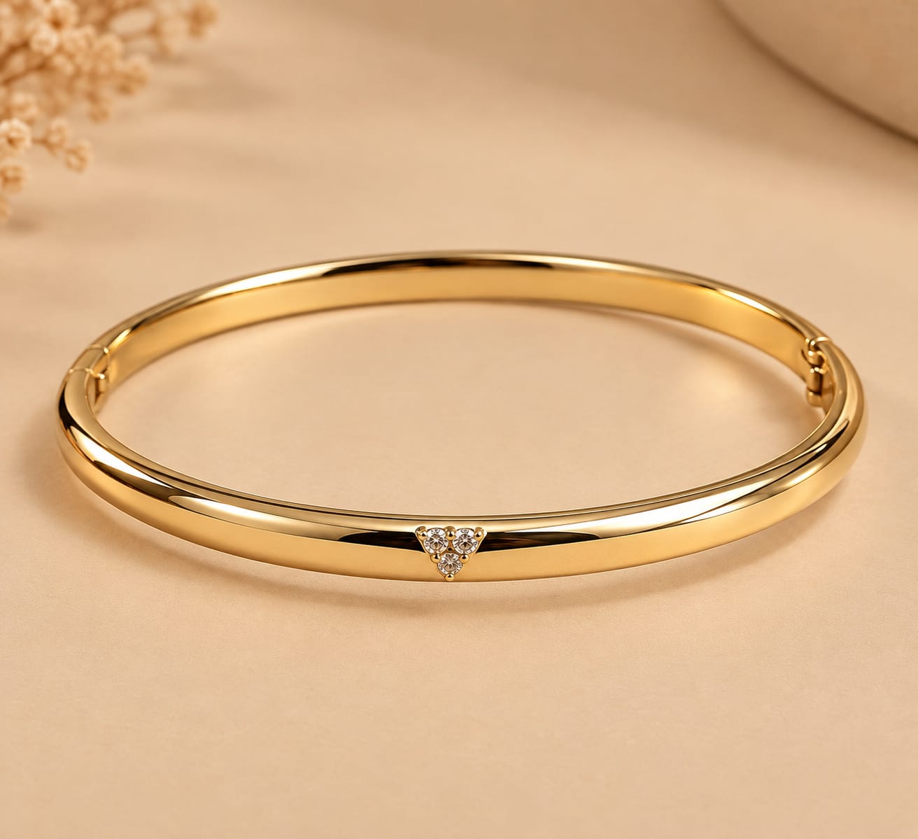 Bracelete Banhado a Ouro liso triangulo em zircônia